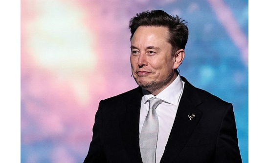 “Tesla” компанийн хувьцаа эзэмшигчид И.Маскийг бизнестээ анхаарахыг шаардав