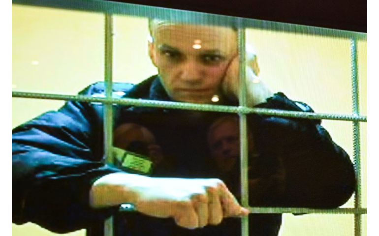 Алексей Навальный: Шоронд В.Путины дэглэмийг сурталчилсан дууг заавал сонсохыг албаддаг