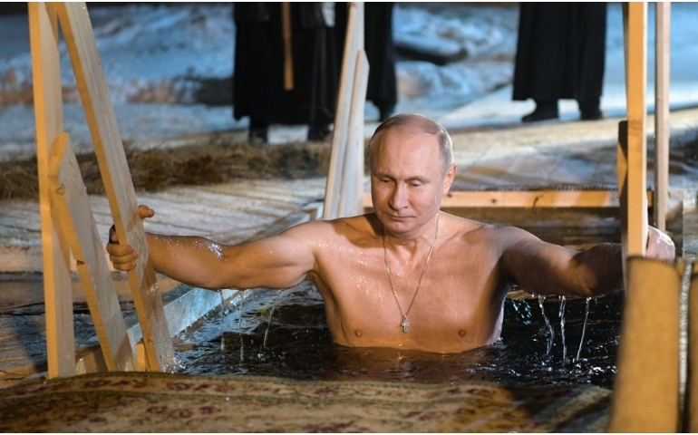 Владимир Путин мөстэй усанд оров