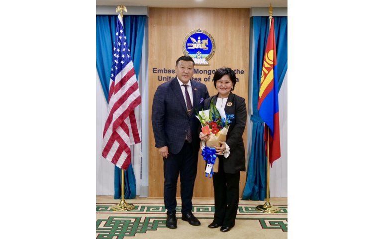 Зураач Н.Цүлтэмийн охинд Хөдөлмөрийн гавьяаны улаан тугийн одон хүртээлээ